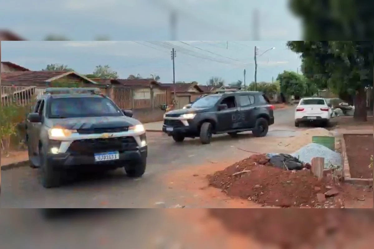 Policiais em diligências para prender suspeito de matar homem com 11 tiros Policiais em diligências para prender suspeito de matar homem com 11 tiros