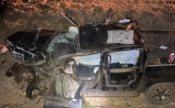 Hylux destruída após acidente em Morrinhos, Goiás