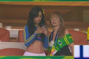 Foto real de Camilla Cabelo e a mãe assistindo ao jogo do Brasil contra a Escócia