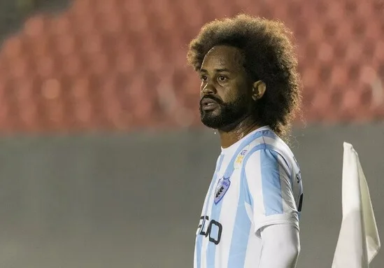 Após ser acusado de racismo, Brusque emite nota culpando a vítima