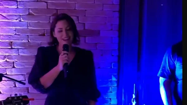 Michelle Bolsonaro canta sertanejo em aniversário de Mario Frias. Veja vídeo