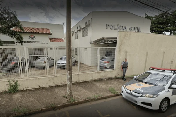 Imagem colorida da fachada da Delegacia de Rio Claro, região do crime no qual o corpo de um homem foi encontrado semienterrado - Metrópoles