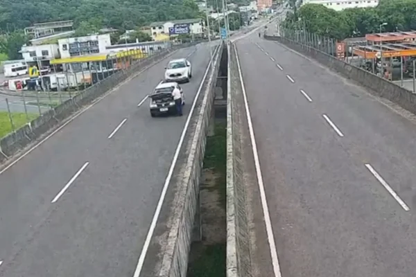 Imagem colorida mostra homem momentos antes de ser arremessado de viaduto - Metrópoles