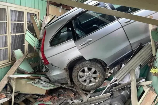 Imagem colorida: carro invade casa - Metrópoles