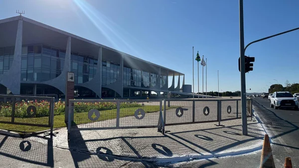 Palácio do Planalto cercado por grades