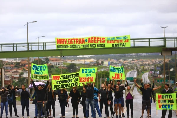 Entrega de apartamentos populares no Riacho Fundo 2 e manifestação em frente à Residência Oficial por falta de Habite-se