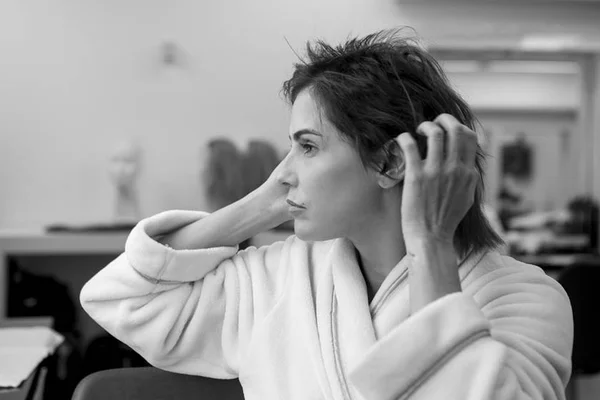 “Estou me desapegando do que era”, diz Deborah Secco sobre novo cabelo