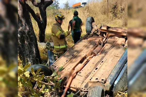 Dois homens e uma mulher morrem após carro cair em ribanceira na BR-070