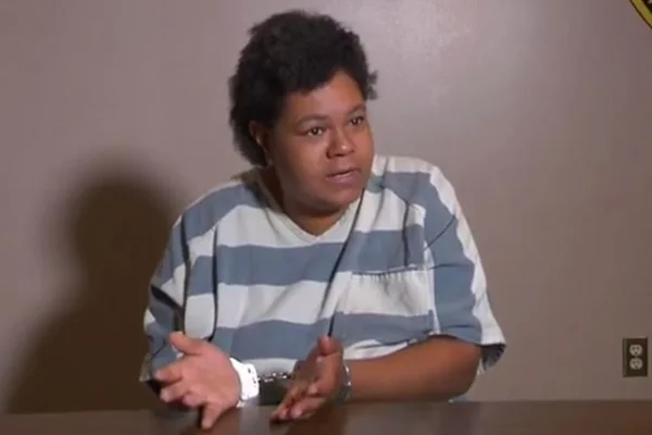 Mulher tenta bisbilhotar vizinha e acaba com cabeça presa em portão