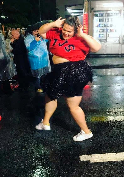 Thais Carla tem 25 anos e pesa 140 kg. Ela trabalhou durante 4 anos no programa "Legendários" da Record Thais Carla tem 25 anos e pesa 140 kg. Ela trabalhou durante 4 anos no programa "Legendários" da Record