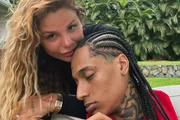Oruam e a noiva, Fernanda Valença, posam juntos para as redes sociais
