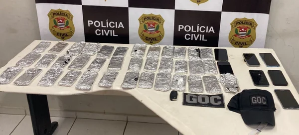 Imagem colorida mostra celulares apreendidos com sete homens que foram presos em Paulínia, no interior de São Paulo; além deles, um adolescente de 16 anos foi apreendido - Metrópoles