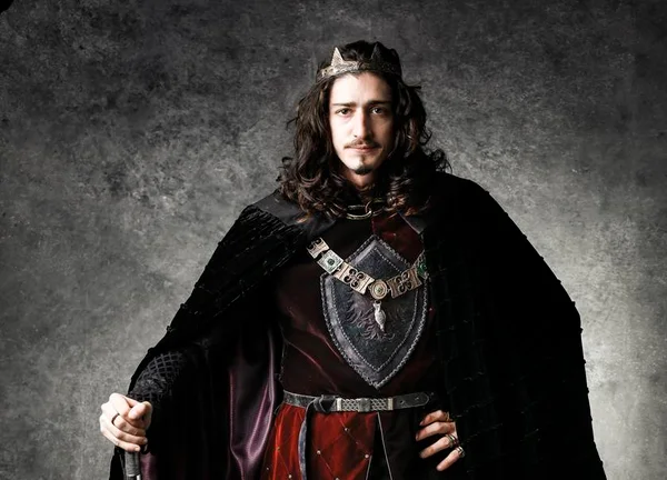 Deus Salve o Rei: Rodolfo pede a rainha de Alcaluz em casamento