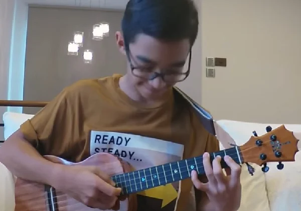 Garoto proibido de ver filme do Queen faz homenagem com ukulele