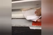 Portão de avião suga pedaço de papel
