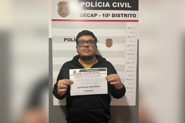 Imagem colorida de homem preso. Metrópoles