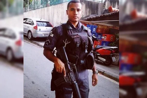 policial militar com fuzil