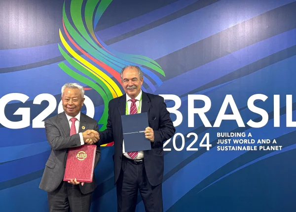 Imagem colorida do presidente do AIIB, Jin Liqun, e o presidente do BNDES, Aloizio Mercadante - Metrópoles