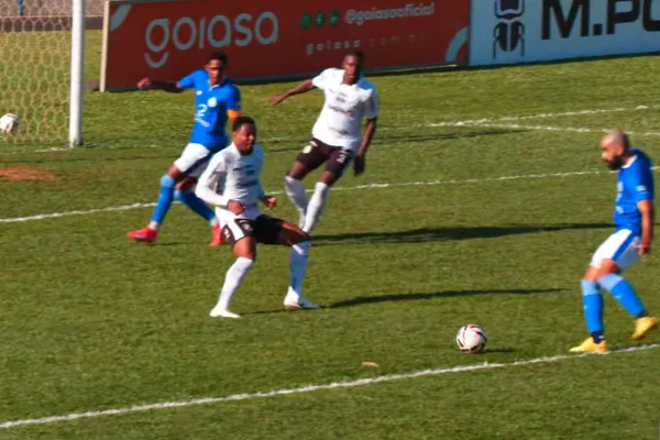 Daniel Costa tenta fazer gol para o Goiatuba contra a Inter de Limeira pelas quartas da Série D