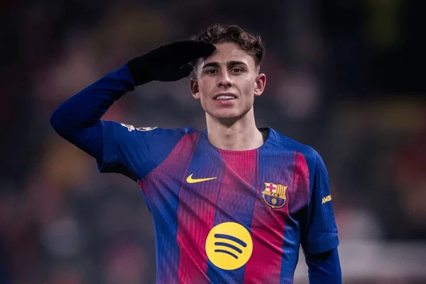Fermín López comemorando gol do Barcelona sobre o Slavia Praga