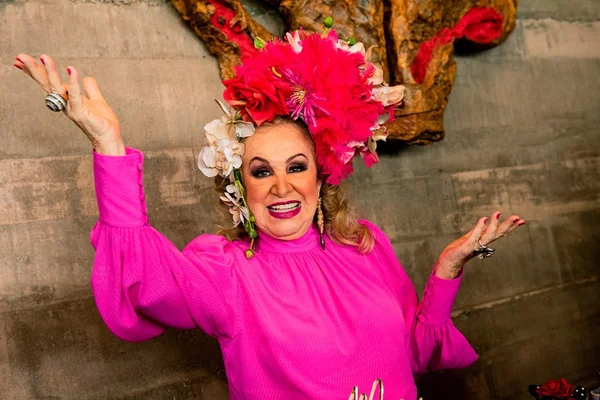 Mara Amaral completa 80 anos com almoço carnavalesco no Soho