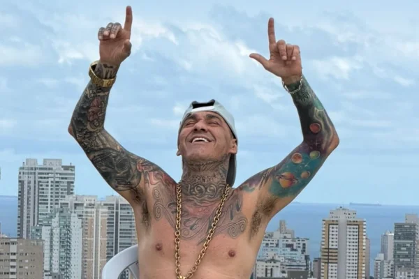 Foto colorida do MC Danilo Boladão