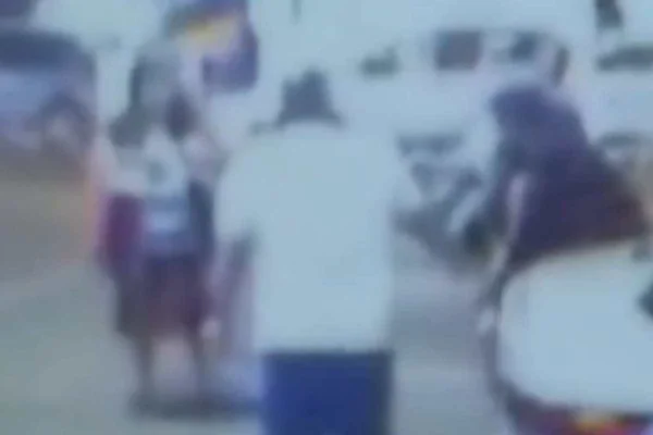 Imagem colorida de homem sendo agredido