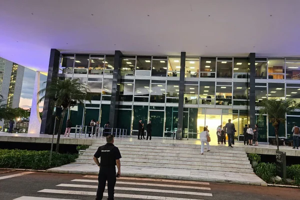 STF é evacuado às pressas após alarme soar