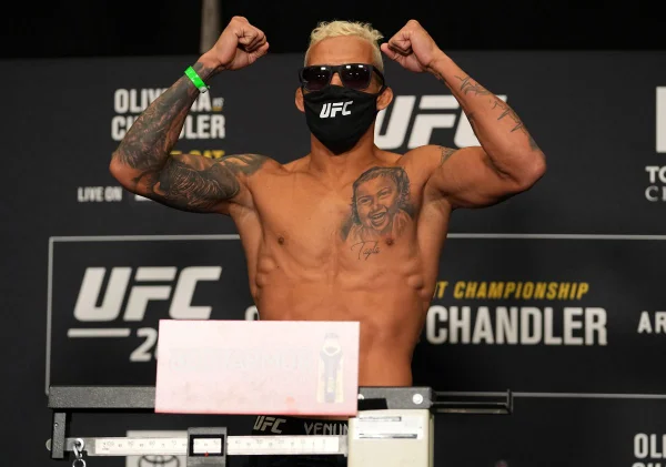 Charles do Bronx na pesagem do UFC 262