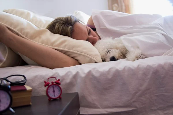 Dormir com animais de estimação é benéfico para a saúde dos tutores