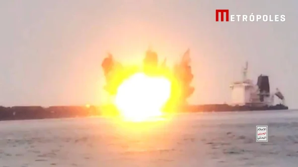 Captura de tela mostra navio sendo atingido por bombas no Mar Vermelho - Metrópoles