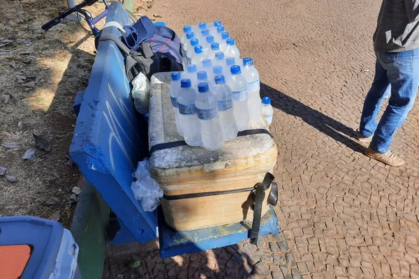DF: é fake que ambulantes encheram garrafas com água não potável para vender