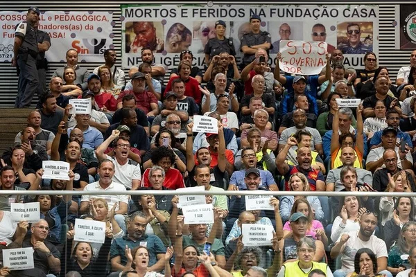Com reajuste menor, servidores da Fundação Casa protestam na Alesp