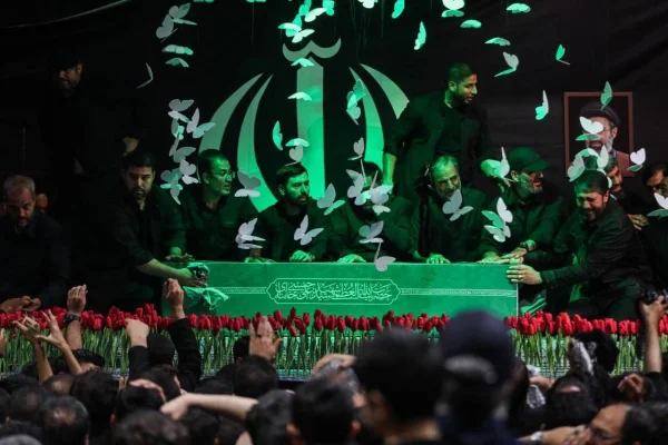 Autoridades iranianas choram em frente ao caixão de Ali Khamenei - destaque galeria