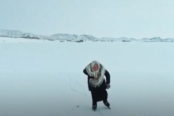 Senhora de 80 anos patina em lago congelado na Rússia