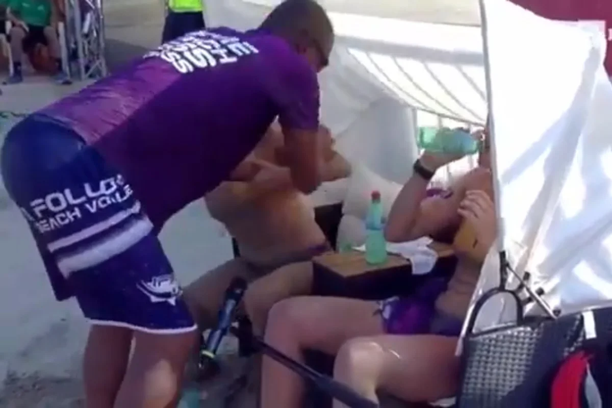 Vôlei de praia: técnico brasileiro agarra atletas pelo braço durante jogo. Vídeo