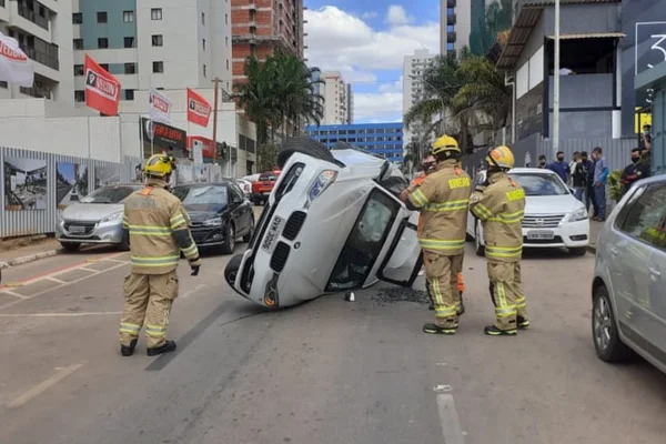 carro capotado