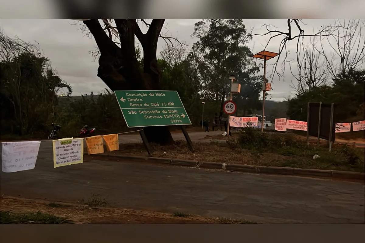 Moradores protestam após 4º acionamento indevido de sirene de mineradora em MG Moradores protestam após 4º acionamento indevido de sirene de mineradora em MG