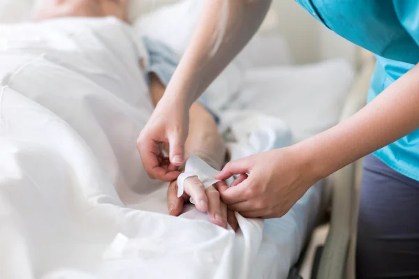 Imagem colorida de idosa em cama de hospital. Metrópoles