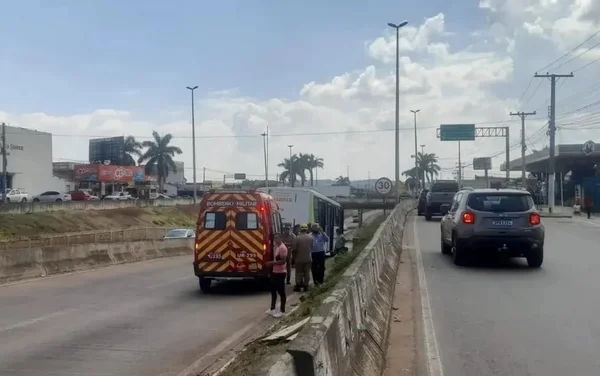 imagem colorida idoso cai de onibus goiania