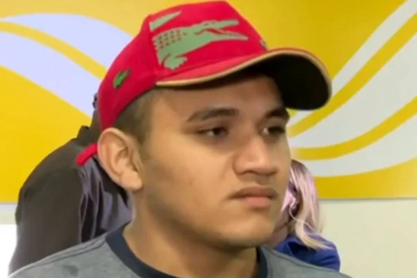Homem de boné vermelho com camiseta cinza - Metrópoles