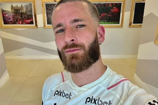 Léo Pereira posa com a blusa do Flamengo - Metrópoles