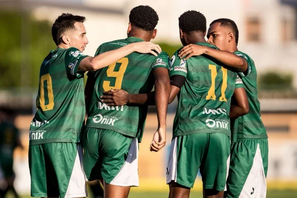 Jogadores do Alto comemoram gol em vitória contra o Independência na Série D