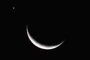 O planeta Mercúrio ficou bem próximo da Lua durante a conjunção O planeta Mercúrio ficou bem próximo da Lua durante a conjunção