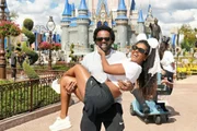  O casal oficializou o noivado em março deste ano, em uma viagem romântica a Orlando