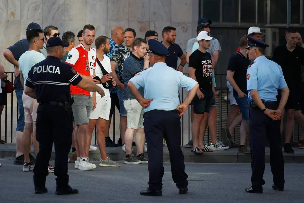 Torcedores de Roma e Feyenoord brigam e são presos antes da final
