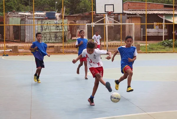 Escola de futebol pede doações para entregar ovos de páscoa a crianças
