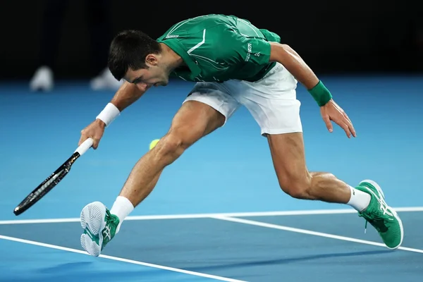 Djokovic perde set, mas vence na Austrália; Federer arrasa