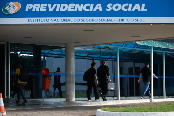 Polícia Federal deflagra a operação Sem Desconto, que cumpre na manhã desta quarta-feira 23 de abril 12