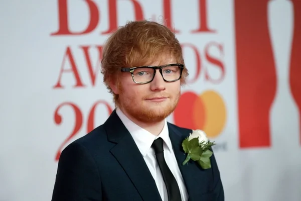 Ed Sheeran explica anel em dedo após boatos de casamento secreto
